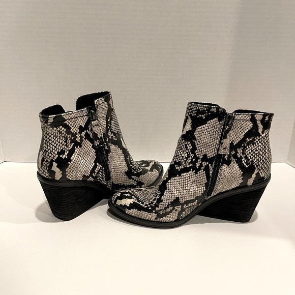 Women's Dr. Scholl's Morgan Wedge Bootie Black/White Snake Print Faux Leather. - Picture 8 of 9